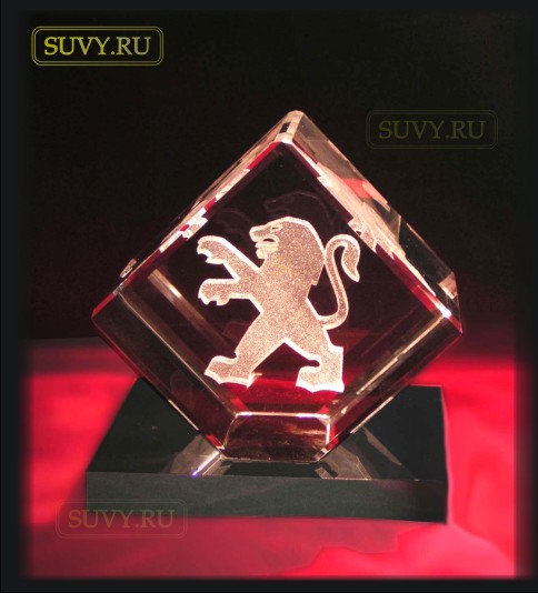 Корпоративный подарок "Куб из стекла с логотипом PEUGEOT"